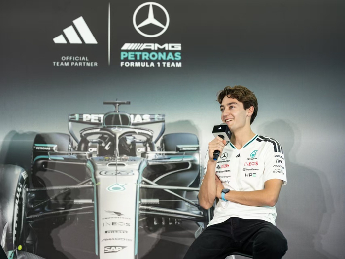 开云体育下载-说着“侬好”的拉塞尔，你怎能不爱|上海|梅赛德斯AMG车队|乔治·拉塞尔|赛车手|揭幕战_新浪体育_新浪新闻